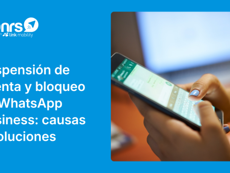 Una persona con un móvil viendo una pantalla de la app de WhatsApp