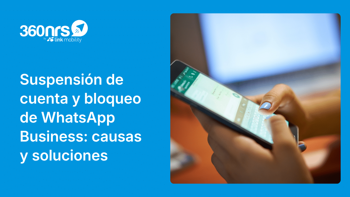 Una persona con un móvil viendo una pantalla de la app de WhatsApp
